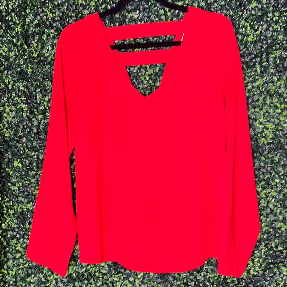 👀 Pants Store | Long sleeve top with v-neck in back  | Size M